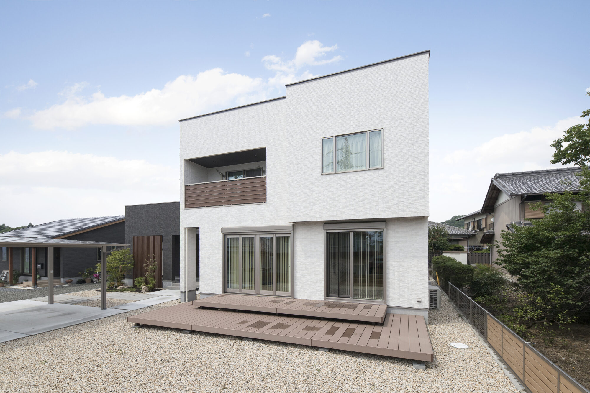 白×黒×木目のデザイン住宅の外観