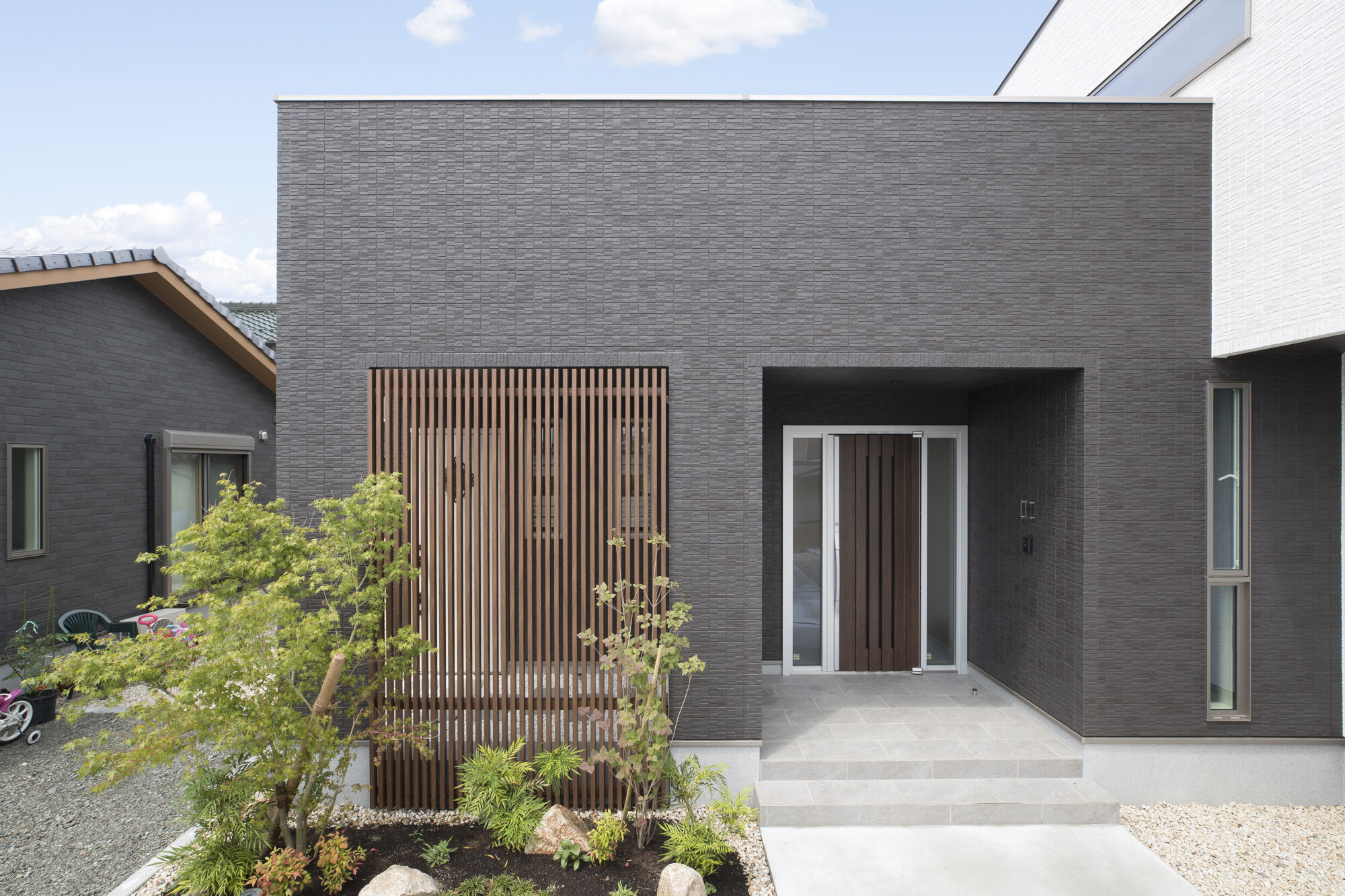 白×黒×木目のデザイン住宅の写真2