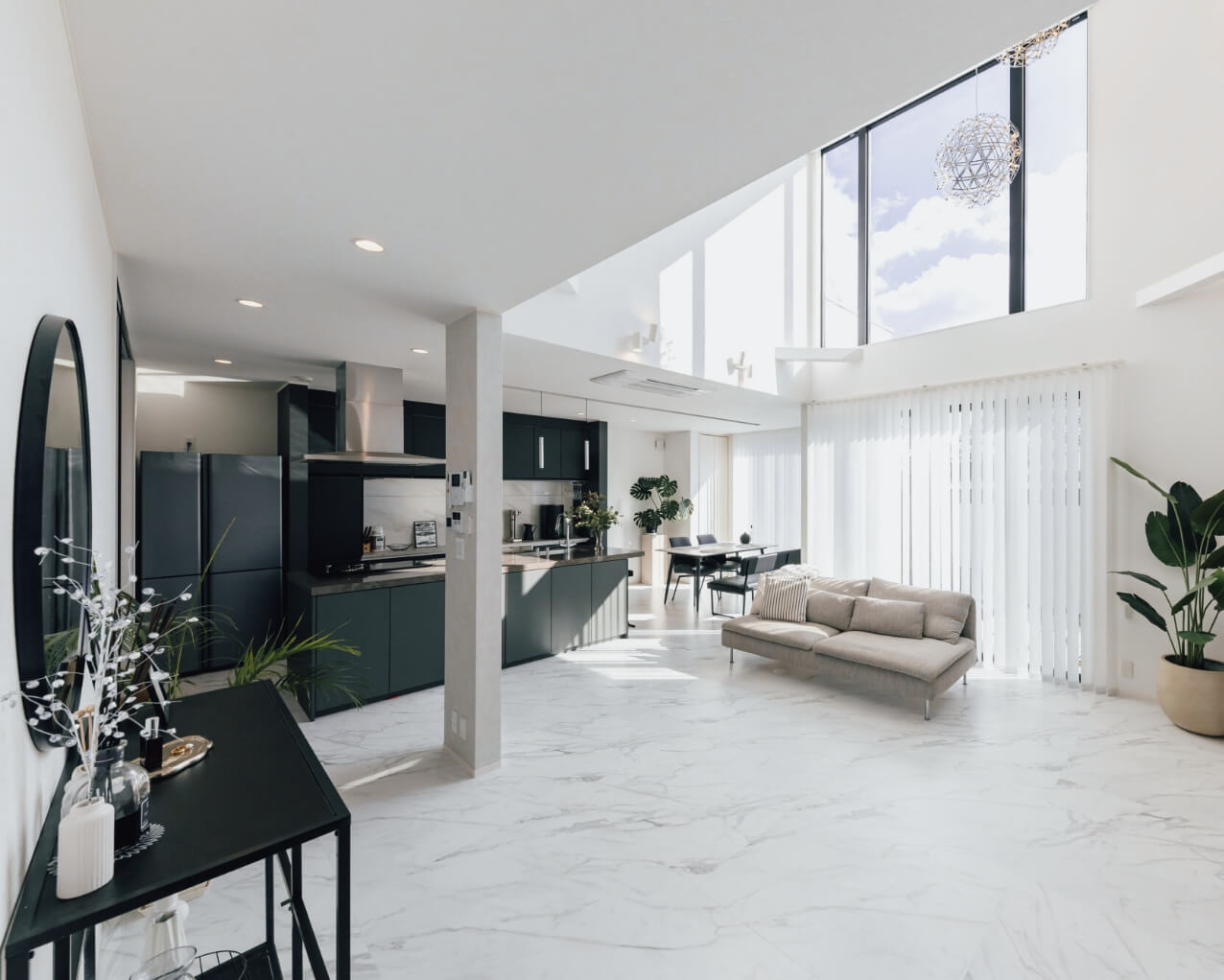 白を基調とするホテルライクなキッチン