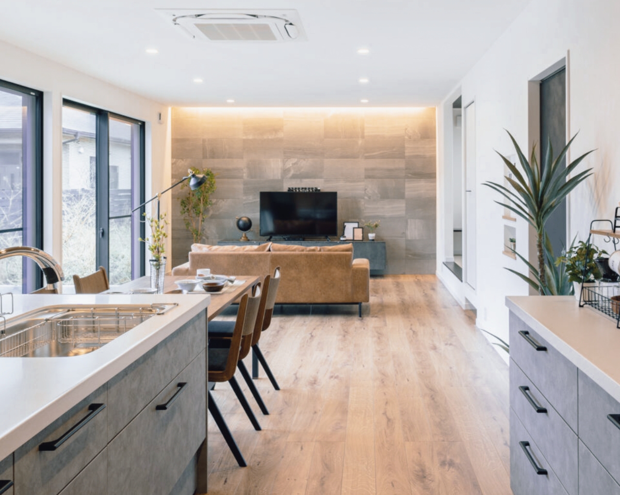 ナチュラルモダンなダイニングキッチンとリビング