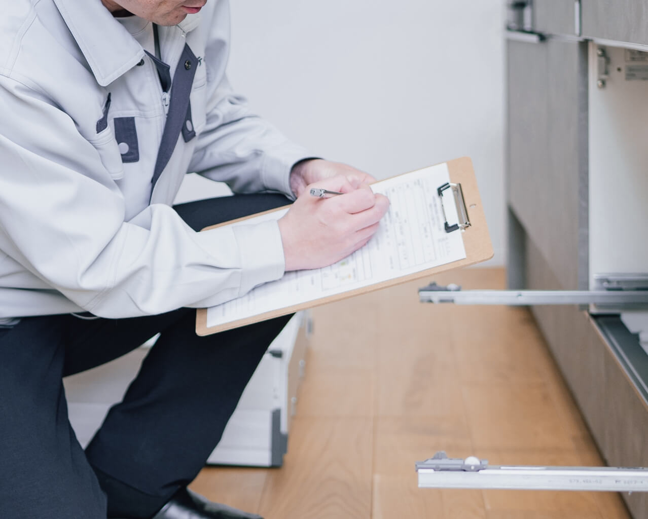 キッチンの点検を行うスタッフ