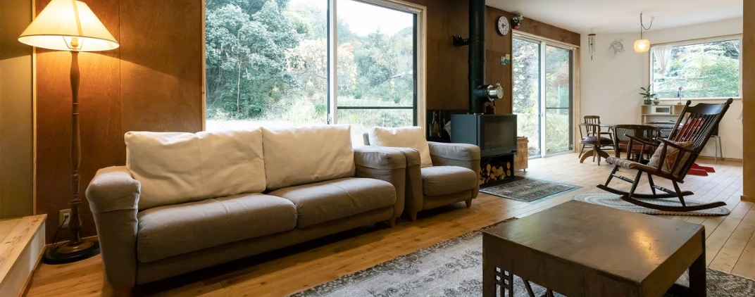 木製のナチュラルモダンなリビング