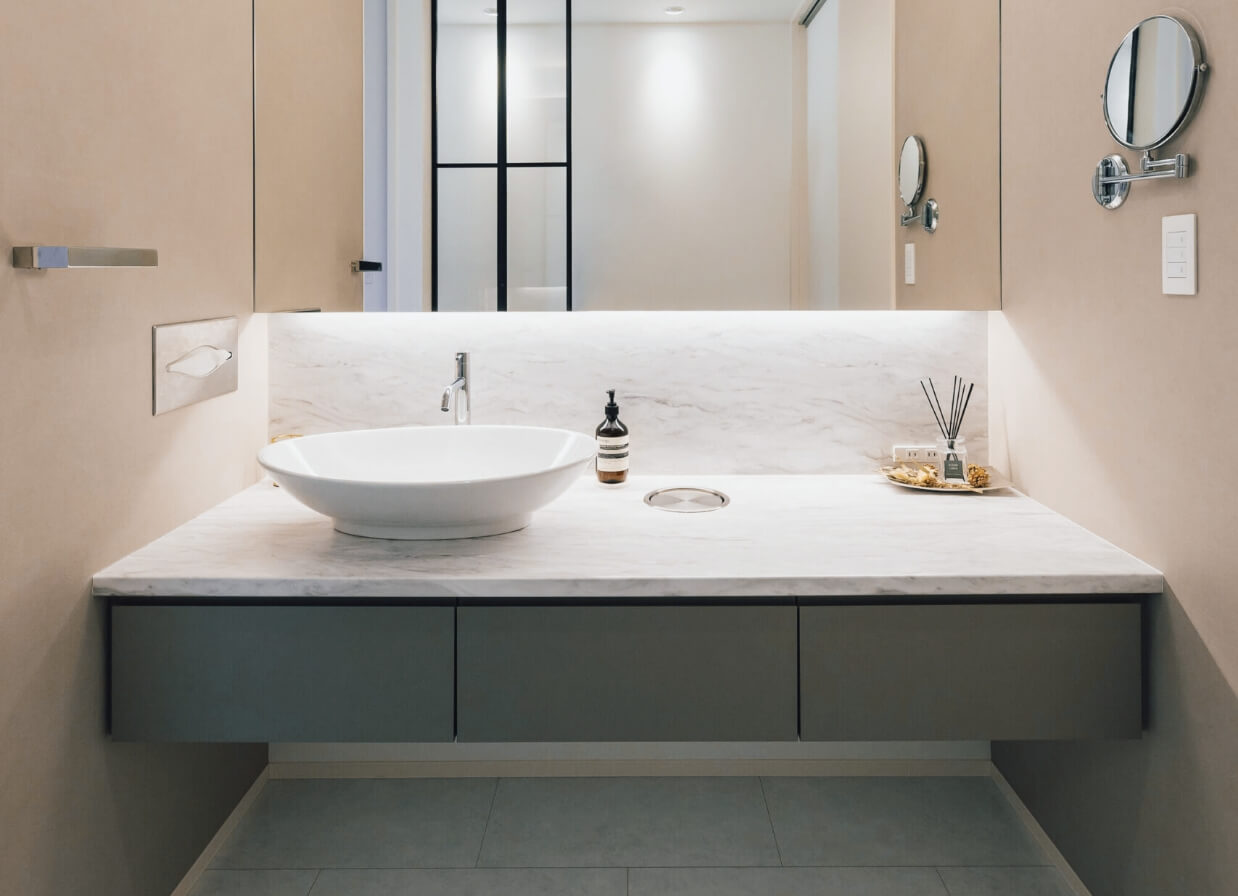 清潔感のある広い洗面台