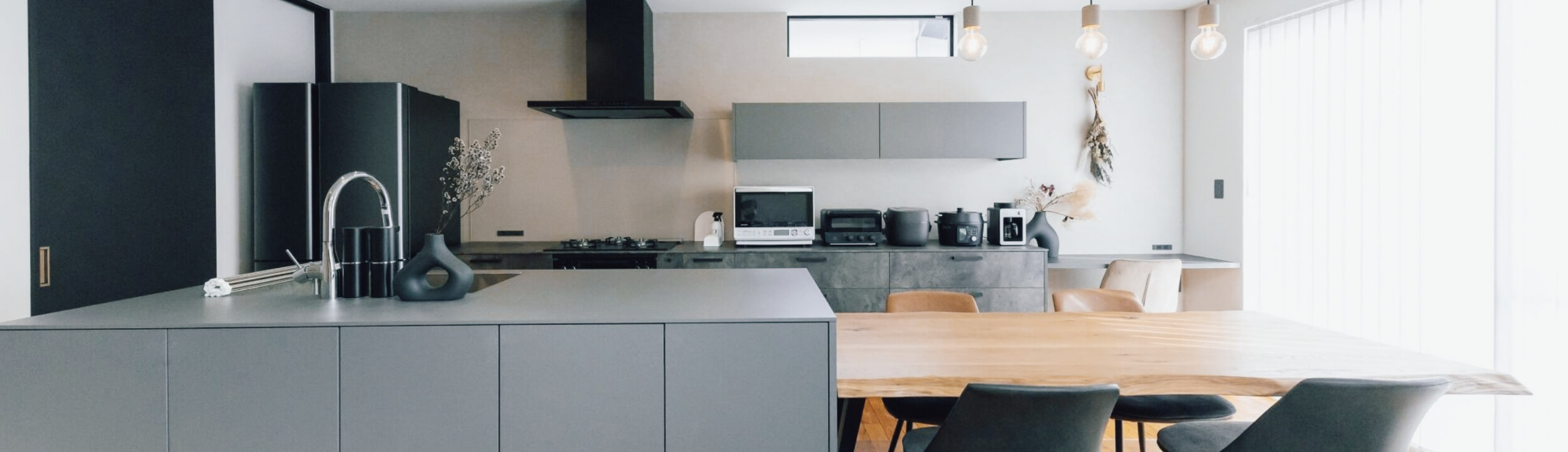 グレーのカウンターキッチン