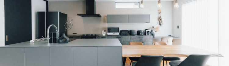 グレーのカウンターキッチン