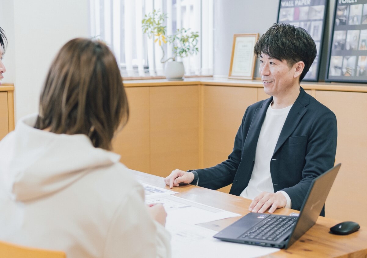 お客さんと話し合いをする男性スタッフ