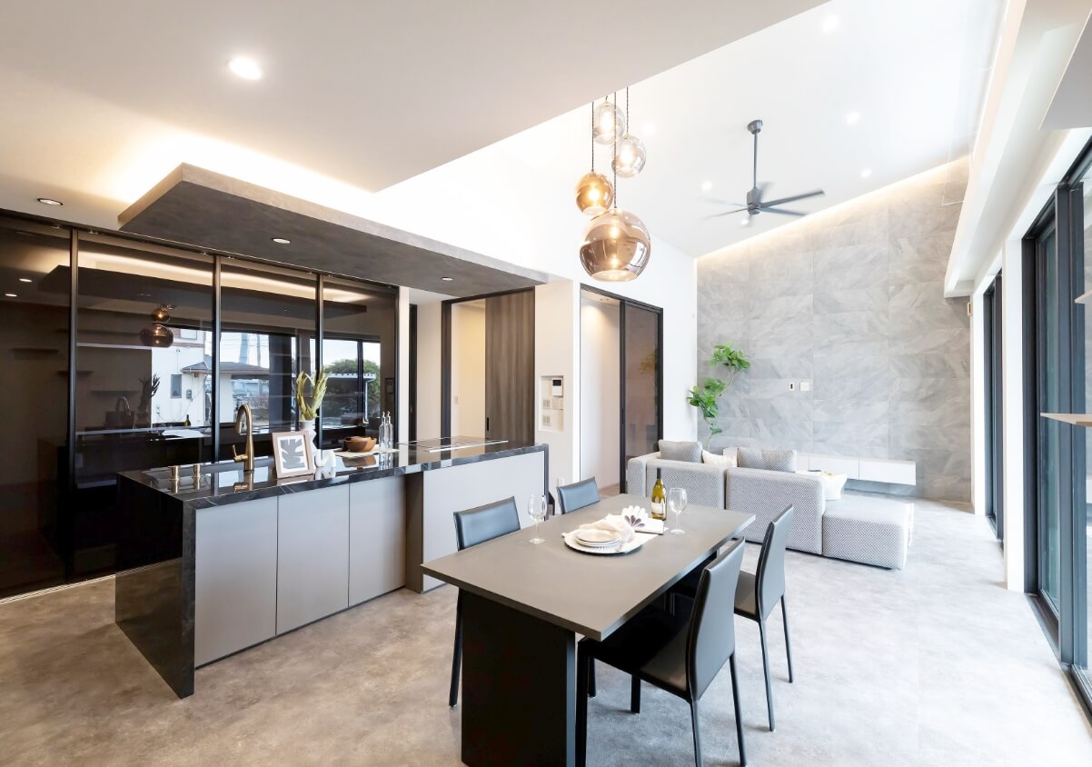 シックな雰囲気のホテルライクなリビング