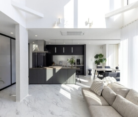 白を基調としたホテルライクなリビング