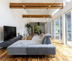 白を基調としたホテルライクなリビング