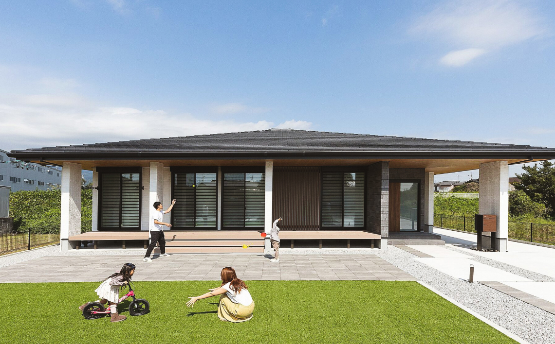 広々とした庭で遊ぶ家族