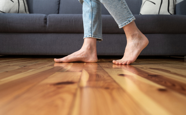 木製の床を裸足で歩く様子