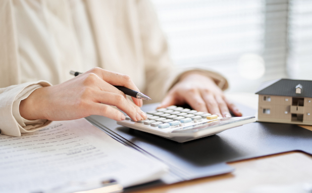 電卓で計算する人