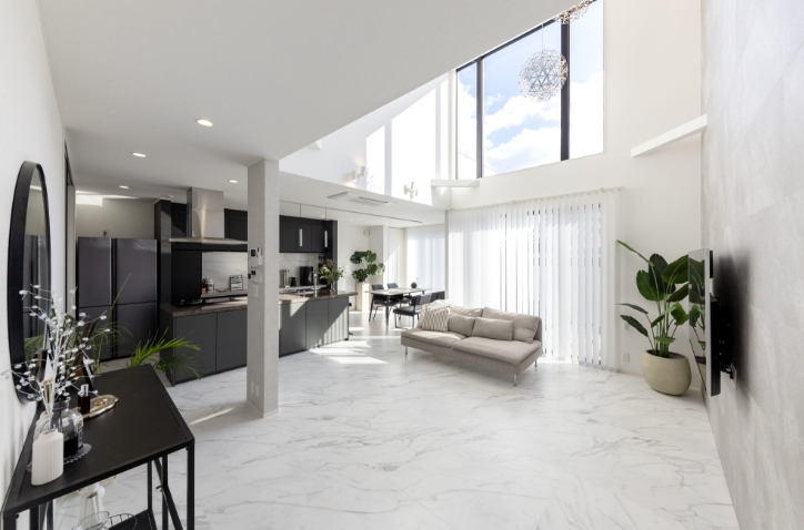 白を基調としたホテルライクなリビング