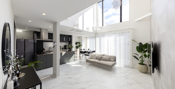 白を基調としたホテルライクなリビング