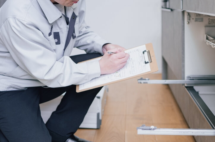 キッチンの点検を行うスタッフ