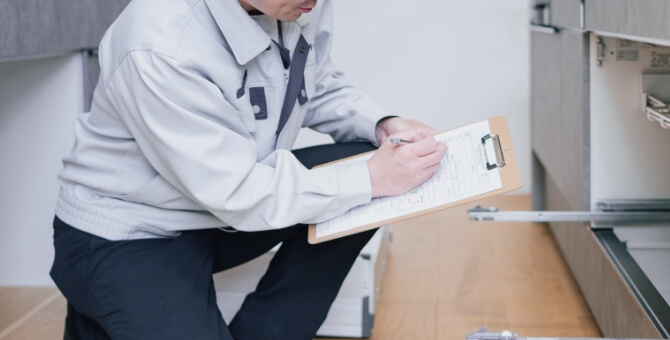 キッチンの点検を行うスタッフ