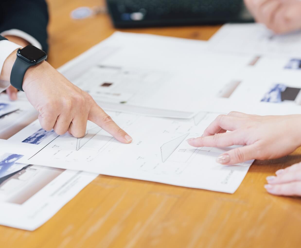 資料を見ながら説明するスタッフ