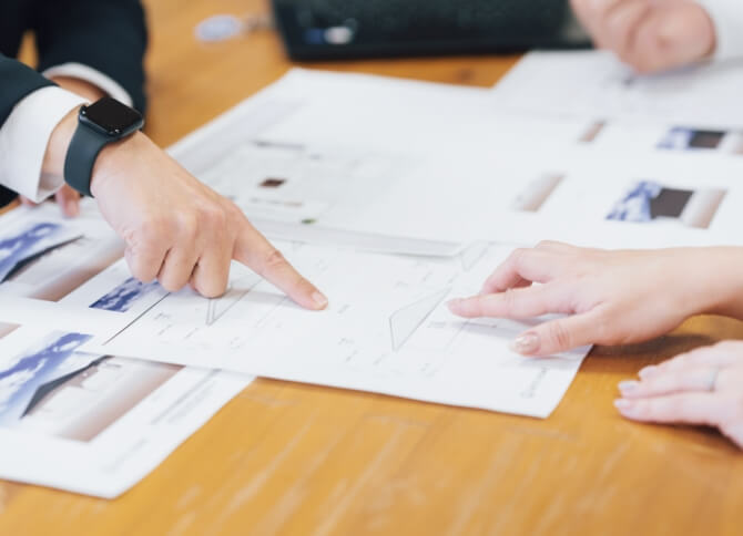 資料を見ながら説明するスタッフ