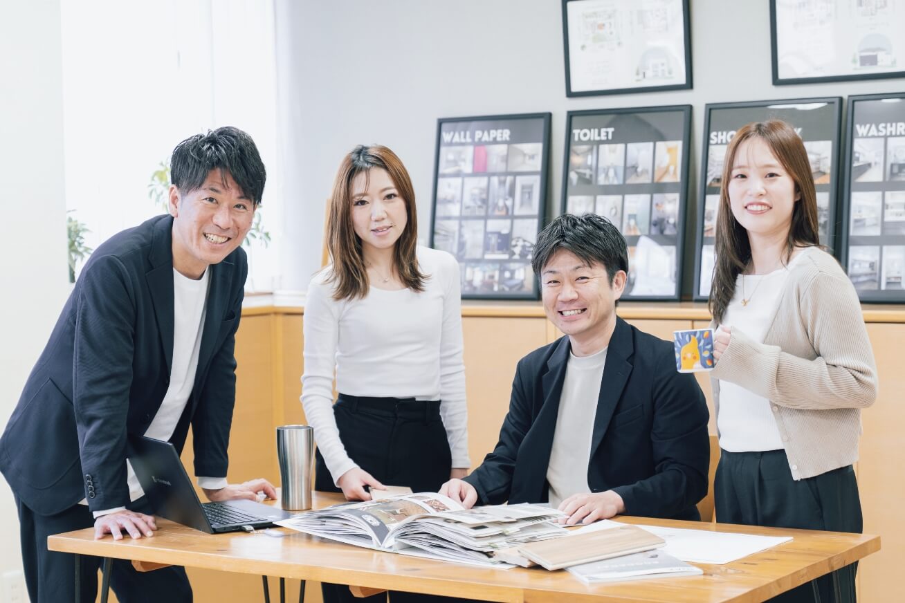 サティスホームのスタッフ集合写真
